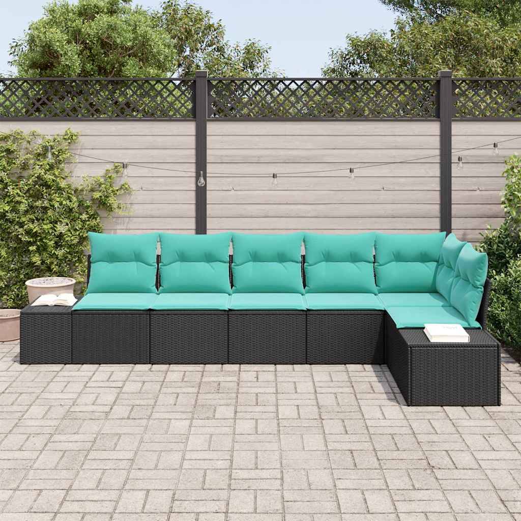 Outdoor-Terrassen-Ecksofa mit türkisfarbenen Kissen und schwarzem Rattanrahmen in einem eingezäunten Hinterhof-Sitzbereich.