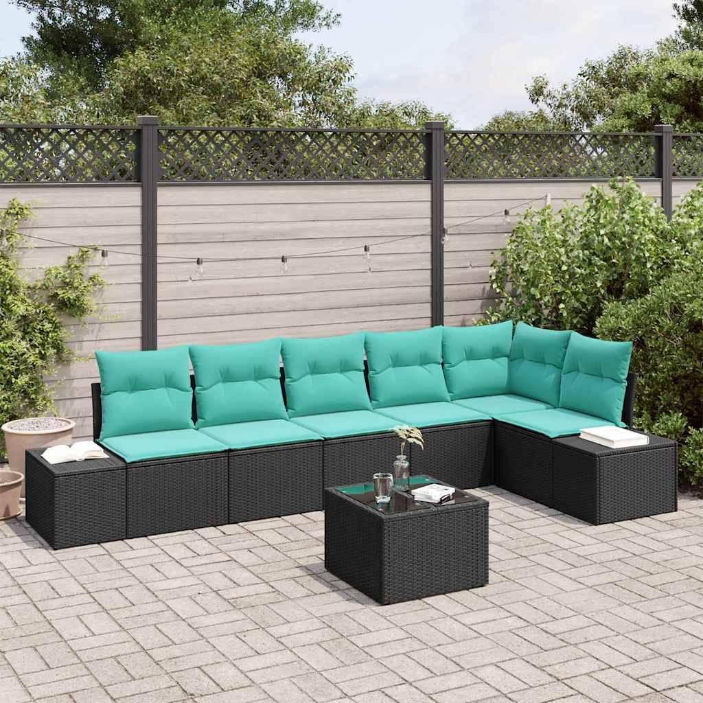 Gartenmöbel-Set für die Terrasse mit schwarzem Rattan-Ecksofa, türkisfarbenen Kissen und passendem Couchtisch auf einer gepflasterten Terrasse mit Pflanzen und Zaun.