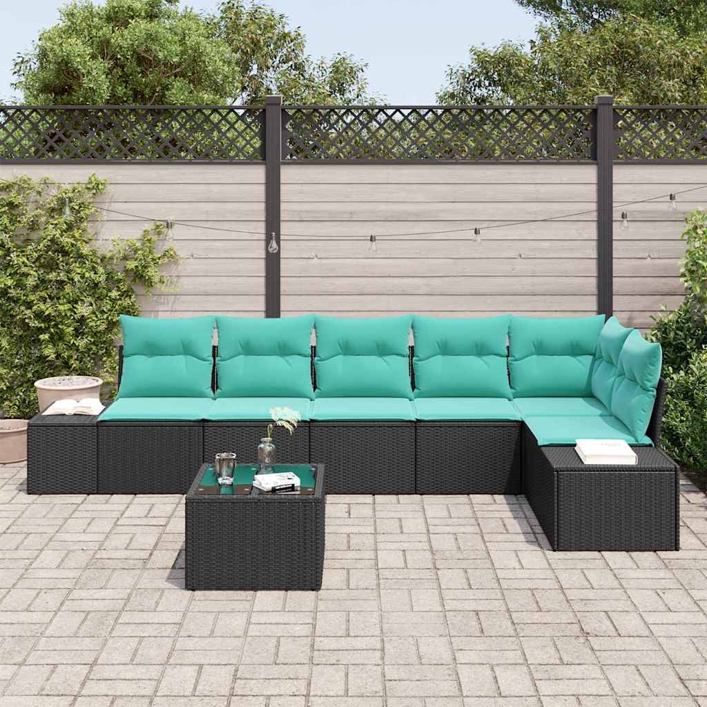 Terrassenmöbelset für den Außenbereich mit türkisfarbenen Kissen, schwarzem Rattan-Ecksofa, passendem Beistelltisch und Couchtisch auf einer gepflasterten Terrasse.