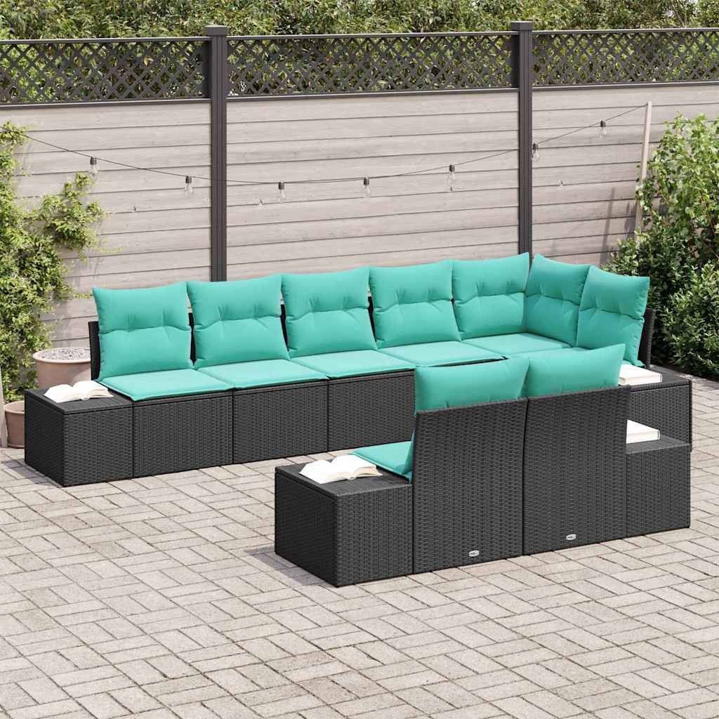 Outdoor-Terrassensektionalsofa-Set mit türkisen Kissen und schwarzen Rattangestellen, die um einen quadratischen Couchtisch herum angeordnet sind, auf einer gepflasterten Terasse im Hinterhof.