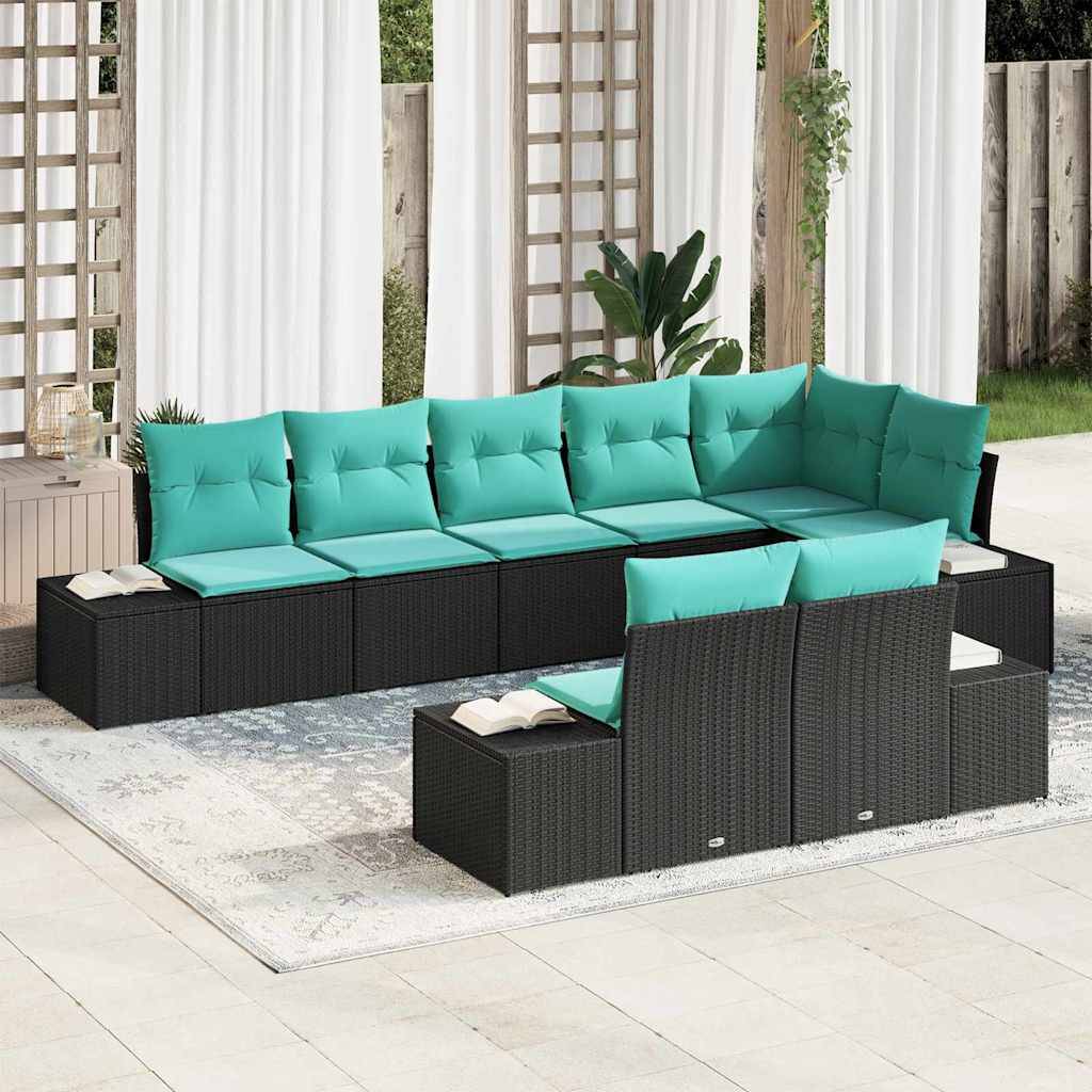 Outdoor-Terrassenmöbel-Set mit schwarzem Rattansektionalsofa, türkisfarbenen Kissen, passenden Stühlen und kleinen Beistelltischen auf einem Teppich unter einer Pergola.