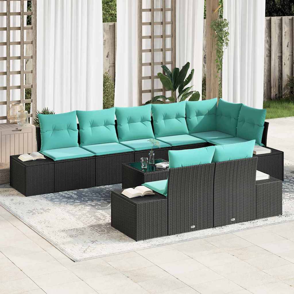 Gartenmöbel-Sitzgarnitur im Freien mit schwarzen Rattan-Rahmen und türkisfarbenen Kissen, angeordnet um einen niedrigen Couchtisch auf einem Teppich.