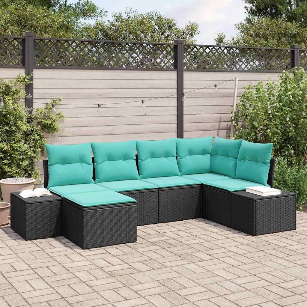 Outdoor Sektional-Sofa aus Rattan in L-Form mit türkisen Kissen auf einer gepflasterten Terrasse, vor einem Gartenzaun und Grünflächen.
