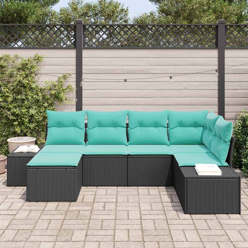 Outdoor-Terrassensektionalsofa mit türkisfarbenen Kissen und schwarzem Rattanrahmen, arrangiert um einen niedrigen Tisch in einem gepflasterten Gartenbereich.