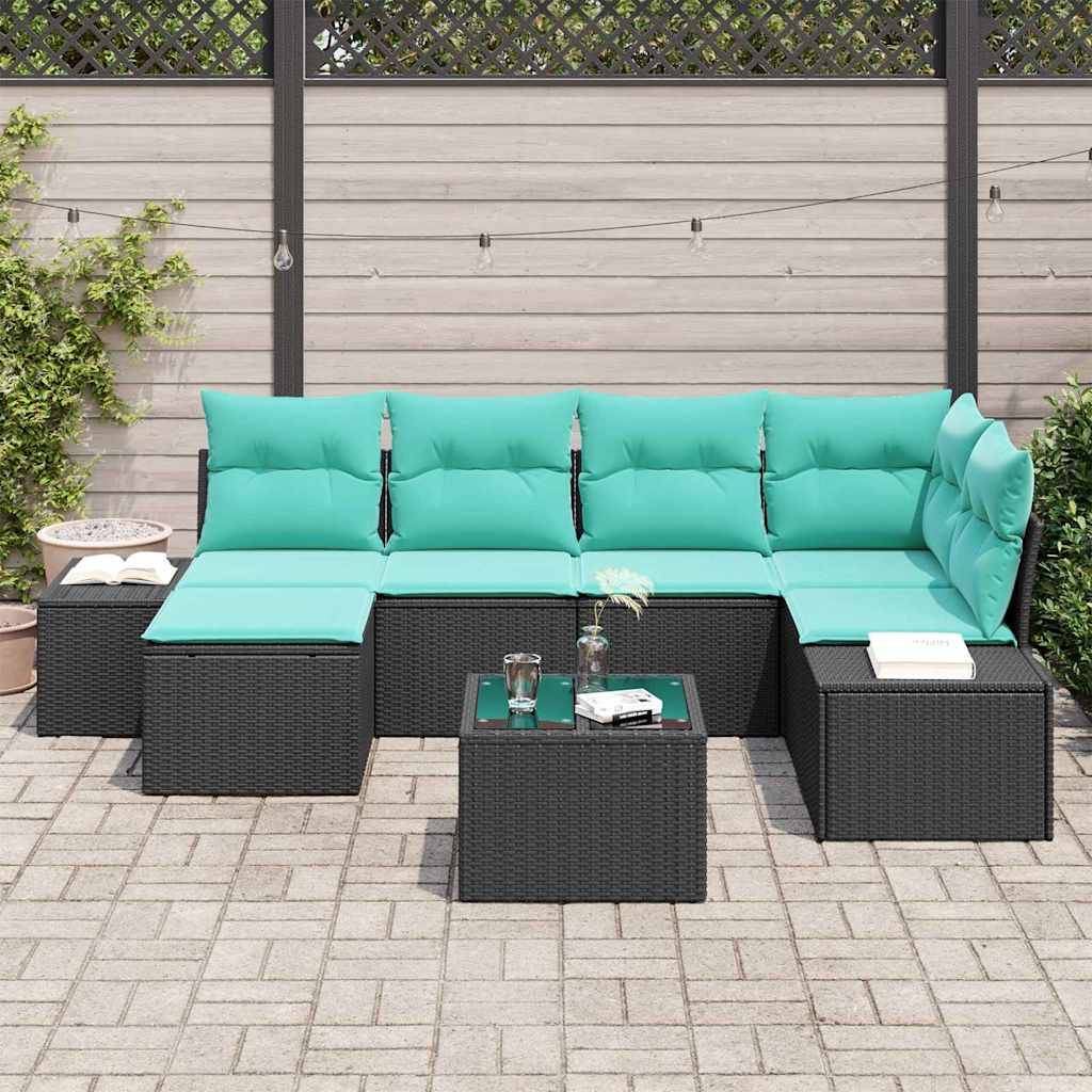 Outdoor-Terrassensektional mit türkisfarbenen Kissen, schwarzen Rattanrahmen und einem passenden Couchtisch auf einer gepflasterten Terrasse vor einem Holzzaun.
