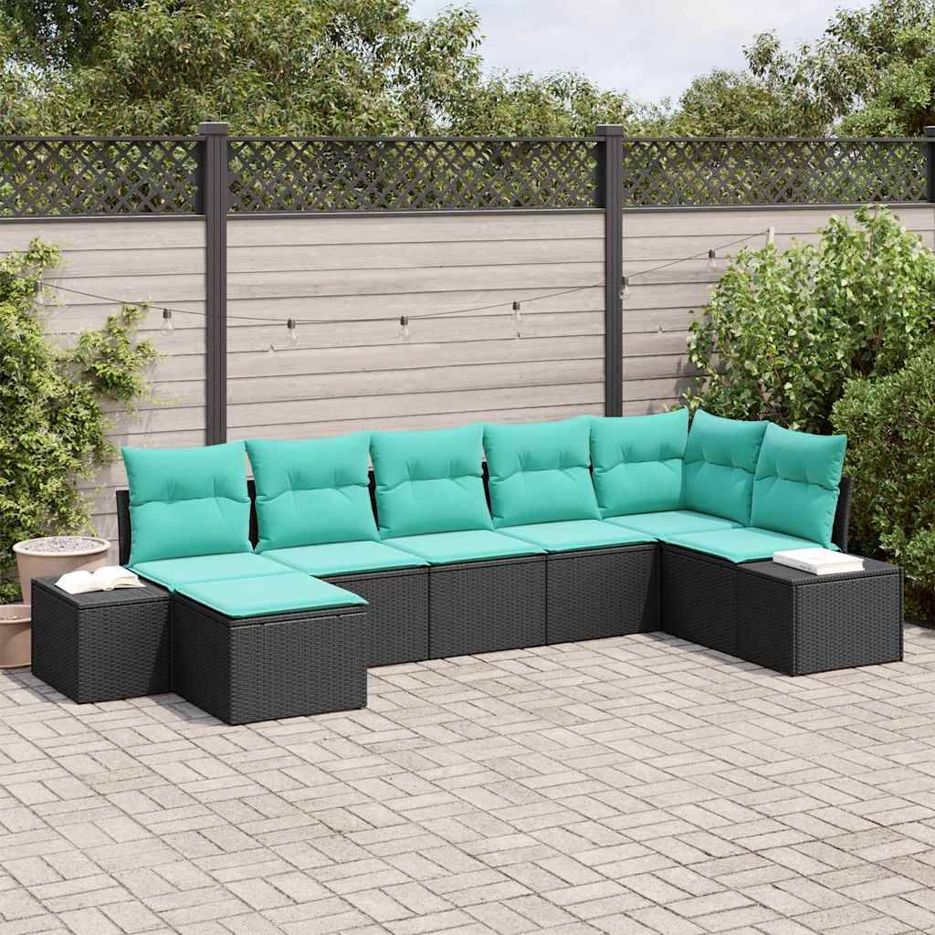 Outdoor L-förmiges schwarzes Polyrattan-Ecksofa mit türkisfarbenen Kissen auf einer gepflasterten Terrasse, mit kleinen Beistelltischen und Grünpflanzen dahinter.
