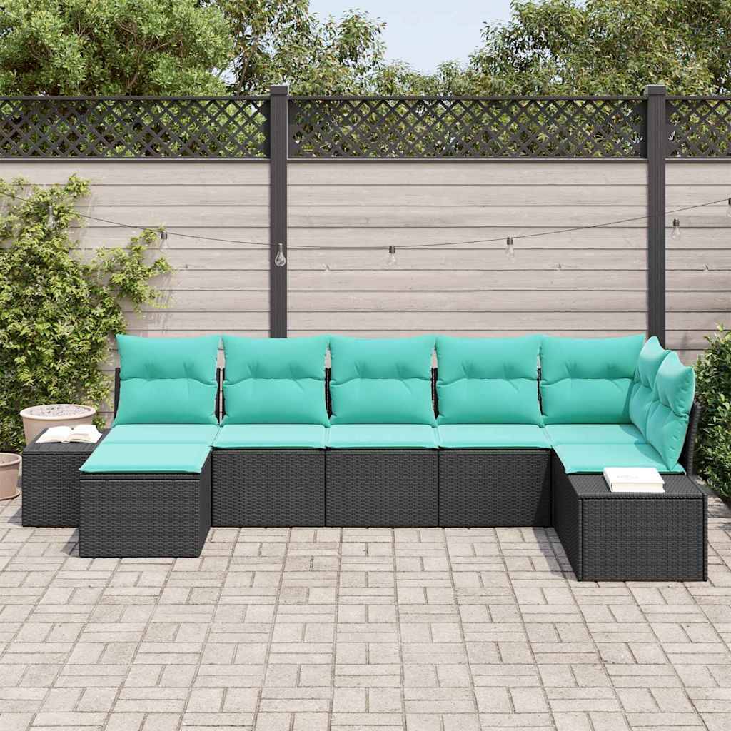 Outdoor-Lounge-Sofa mit Eckteilen, türkisfarbenen Kissen und schwarzem Rattanrahmen auf einer gepflasterten Terrasse vor einem Holzzaun.