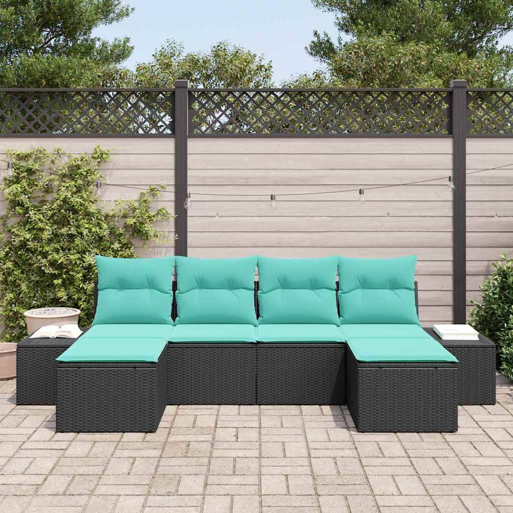 Outdoor-Terrassensofasystem mit türkisfarbenen Kissen und schwarzem Rattangestell vor einem Zaun in einer Gartenumgebung.