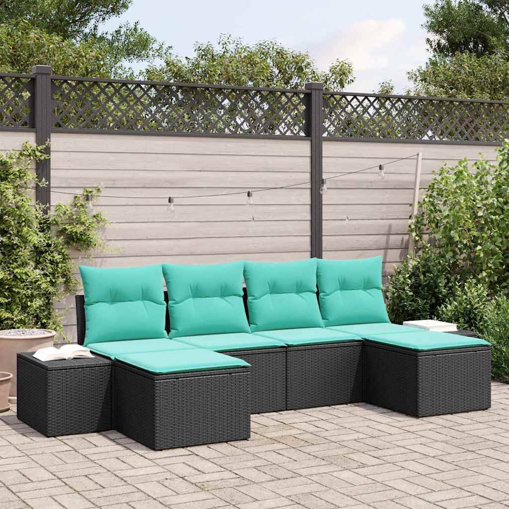 Outdoor-Sitzkombination für die Terrasse mit türkisfarbenen Kissen und schwarzem Rattangestell, angeordnet an einem Gartenzaun auf einer gepflasterten Terrasse.