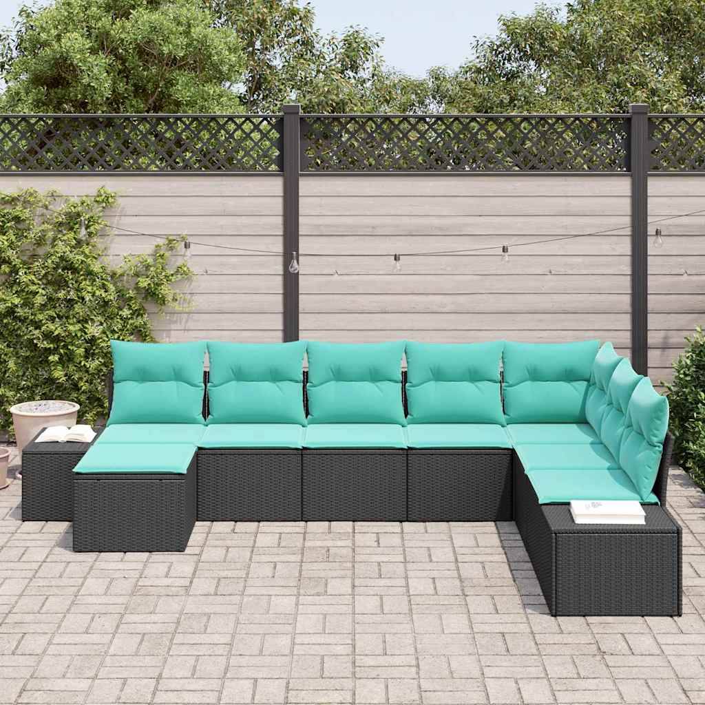 Outdoor-Terrassensektionalsofa mit türkisfarbenen Kissen und dunklem Rattanrahmen in L-Form an einem Zaun angeordnet, mit Beistelltischen und Pflastersteinen.