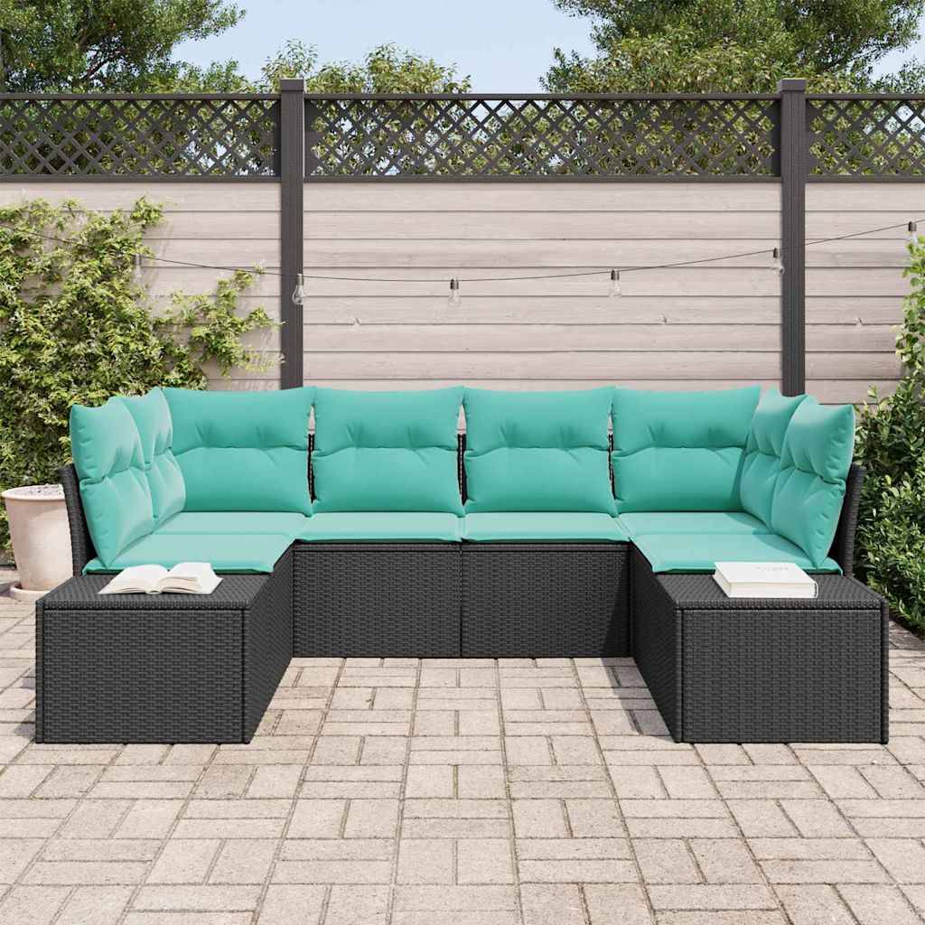 Schwarzes Korb-Außensofa mit petrolblauen Kissen und zwei passenden Ottomanen auf einer gepflasterten Terrasse, mit einem aufgeschlagenen Buch und einem Buch auf den Tischen.