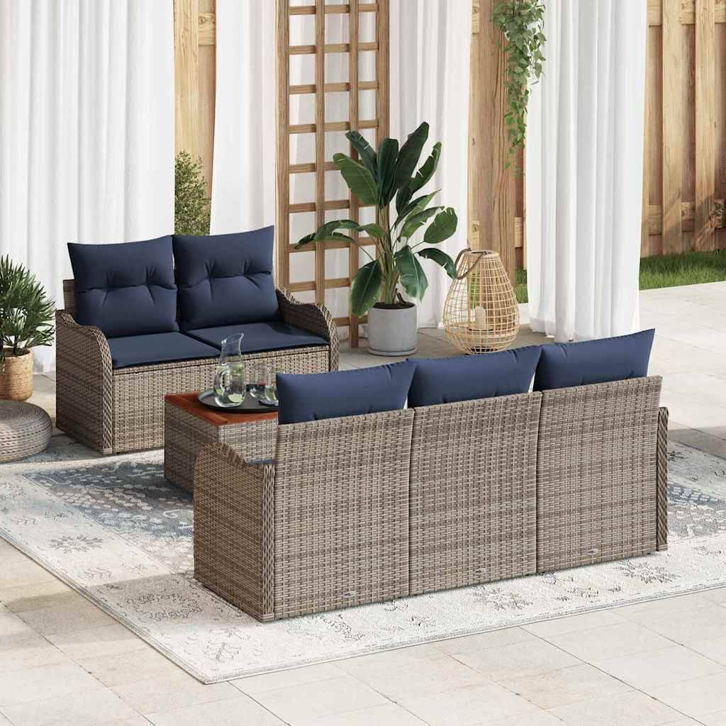 Außenbereich-Sitzgarnitur mit Korbsofa, Zweiersofa, Couchtisch, blauen Kissen und Pflanzen auf einem gemusterten Teppich unter einer Pergola.