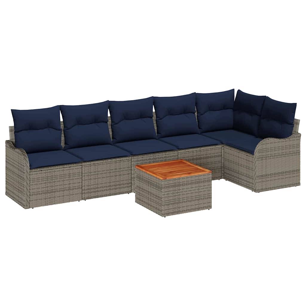Outdoor-Rattansektionalsofa mit marineblauen Polstern und einem passenden quadratischen Couchtisch mit Holzplatte.