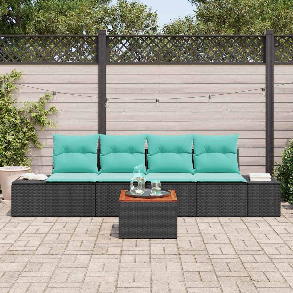 Outdoor-Terrassenmöbelset mit vier türkisfarbenen Kissen auf einem dunklen Rattansofa und passendem Couchtisch auf einer gepflasterten Terrasse vor einem Zaun.