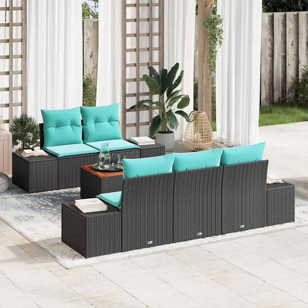 Zwei dunkle Rattan-Außensofas mit türkisfarbenen Kissen auf einer Terrasse angeordnet, mit einem kleinen passenden Tisch und Topfpflanzen in der Nähe.
