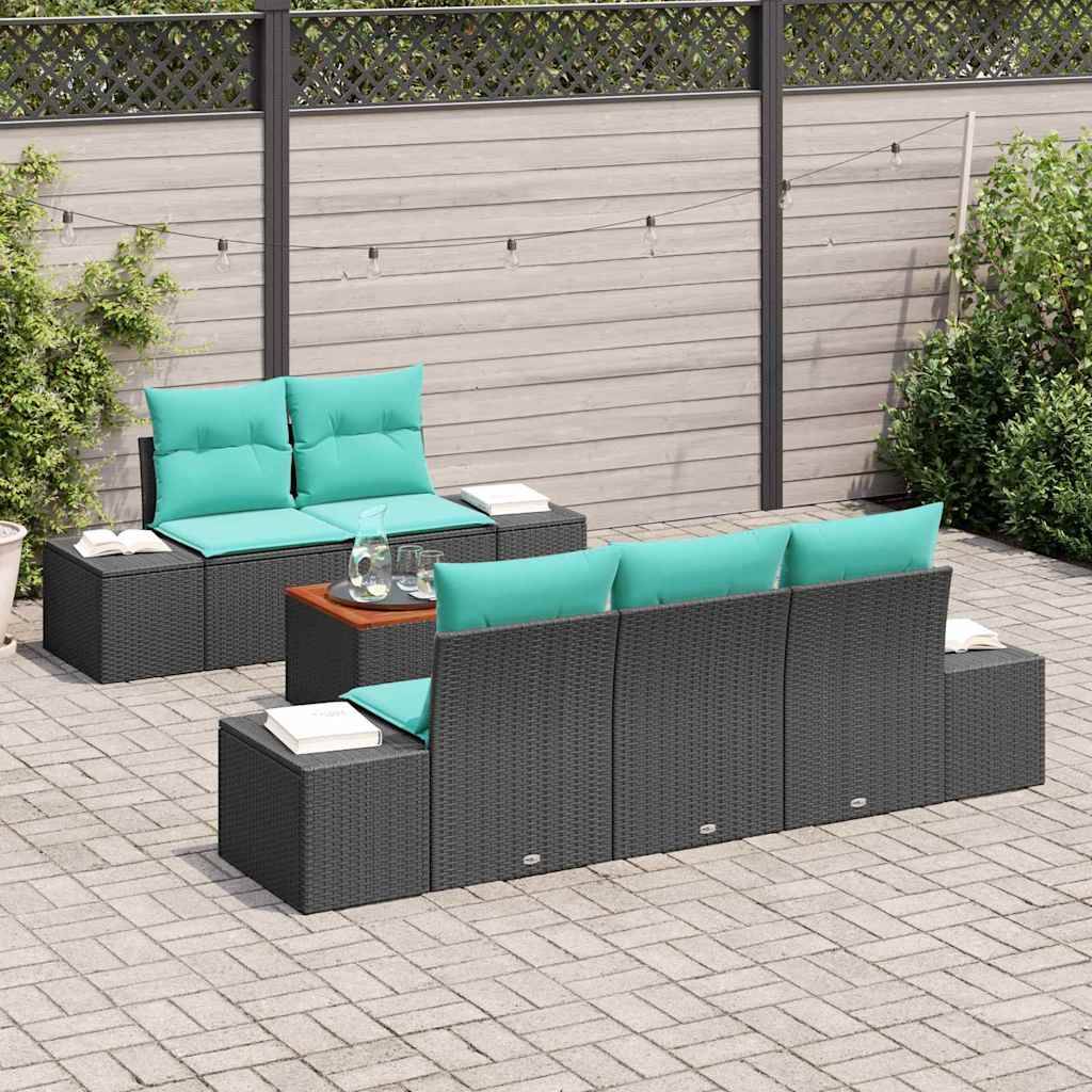 Gartenmöbel-Set für die Terrasse mit schwarzen geflochtenen Sofas, türkisfarbenen Kissen und passenden Beistelltischen auf einem gepflasterten Innenhof.
