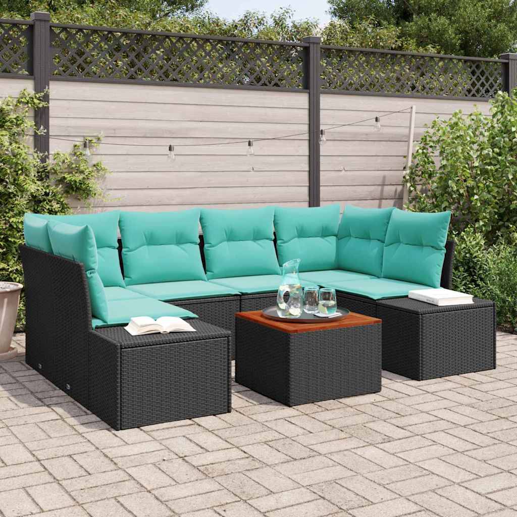 Gartenmöbelgarnitur für die Terrasse mit türkisfarbenen Kissen, schwarzen Rattansofa, Couchtisch und Beistelltischen auf einer gepflasterten Terrasse.