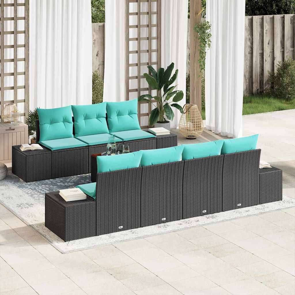 Outdoor-Terrassensitzgarnitur mit zwei dunklen Rattansofas und türkisfarbenen Kissen auf einem hellen Teppich, neben Vorhängen und Pflanzen.