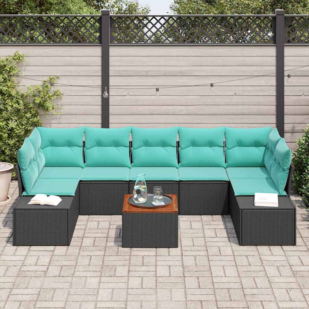 Outdoor-Terrassenmöbel-Set mit türkisen Kissen, schwarzem geflochtenem modularem Sofa, zwei Beistelltischen und einem zentralen Couchtisch auf einer gepflasterten Terrasse.