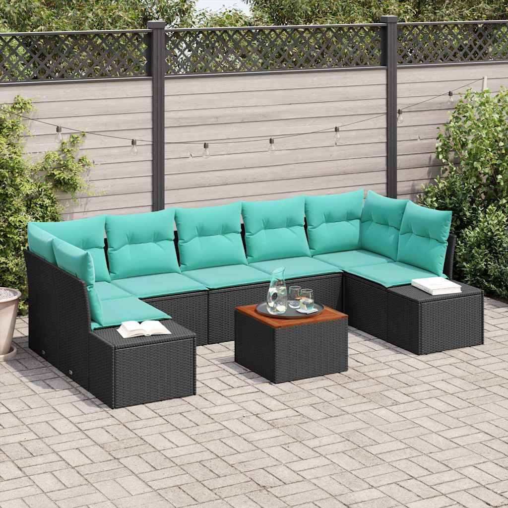 Gartenmöbel-Lounge-Set mit türkisen Sitzkissen und schwarzem Polyrattan-Gestell um einen kleinen Couchtisch auf einer gepflasterten Terrasse.