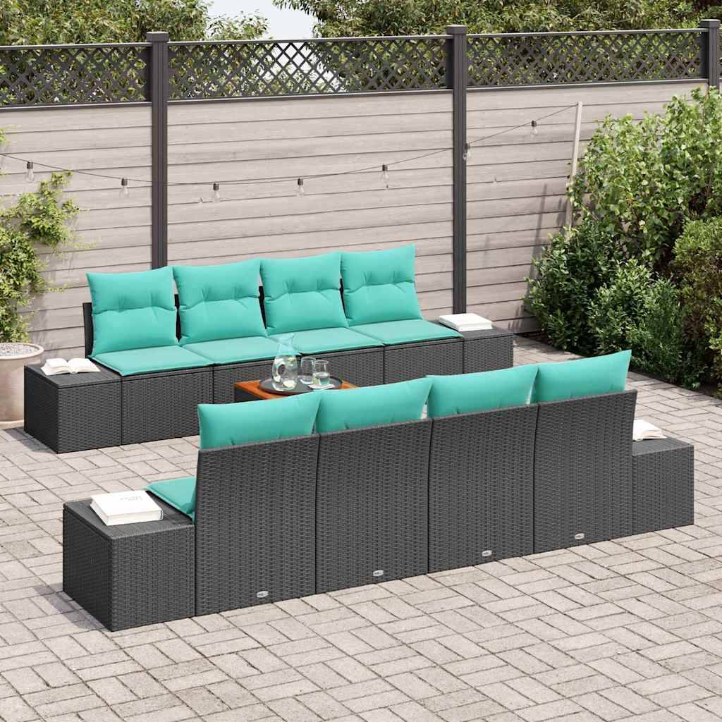 Zwei dunkle Rattanaussensofas mit türkisfarbenen Kissen, die um einen Glastisch auf einer Terrasse angeordnet sind.