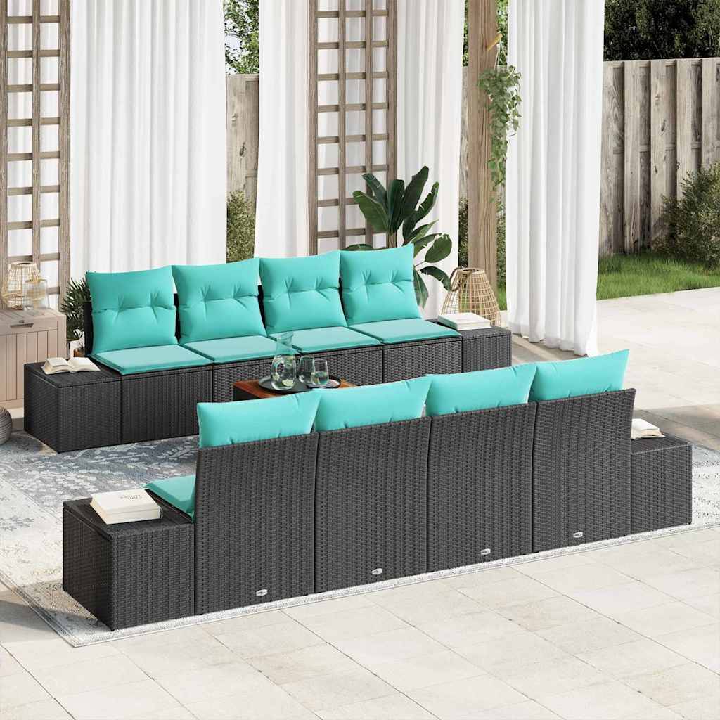 Zwei schwarze Korbgeflecht-Ecksofa mit türkisfarbenen Kissen um einen Glascouchtisch auf einer Terrasse mit Vorhängen und Grünpflanzen angeordnet.