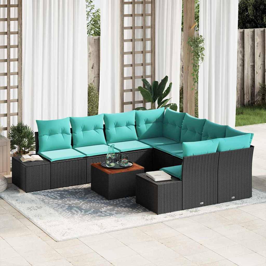 Modulares Gartensofasystem mit türkisfarbenen Kissen und schwarzem Rattangeflecht, um einen niedrigen Couchtisch auf einem Teppich angeordnet.