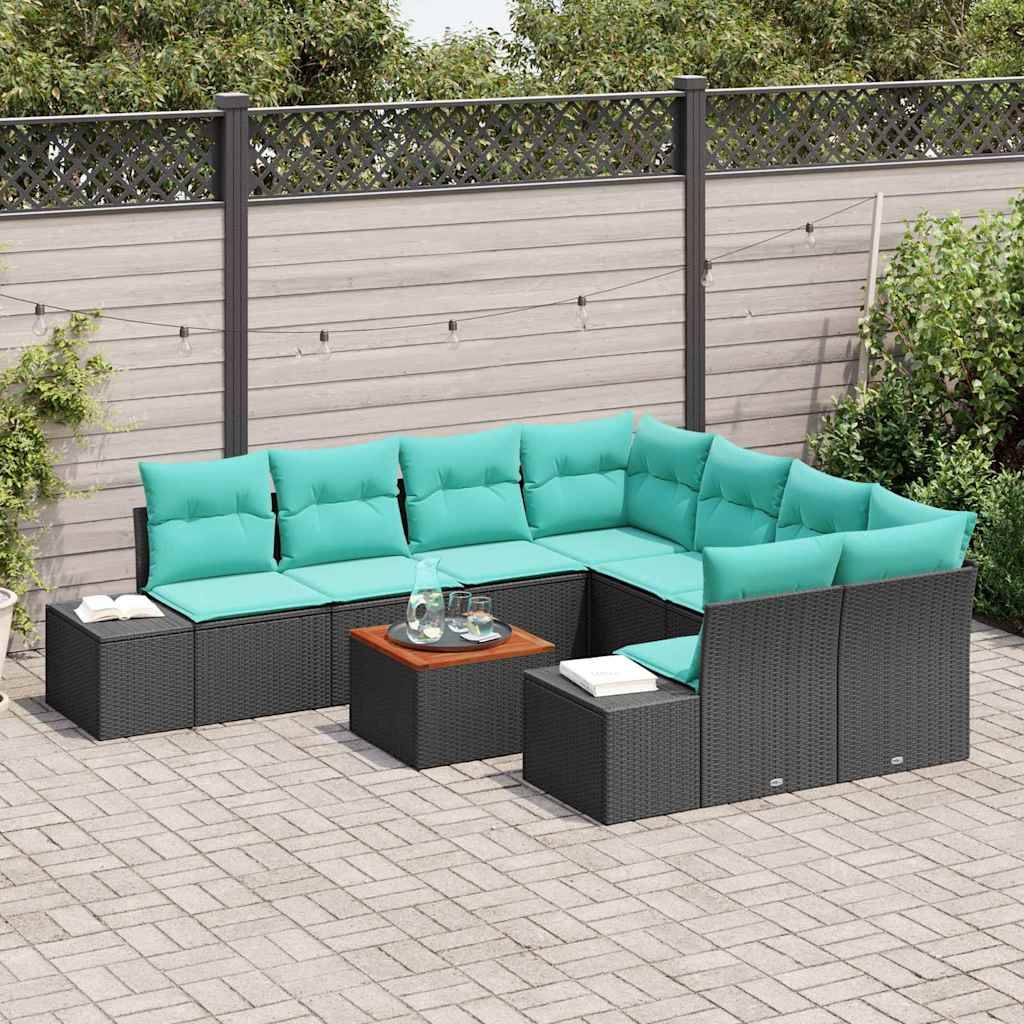 Outdoor-Polster-Loungeset mit türkisfarbenen Kissen, schwarzem Rattan-Gestell und kleinem passendem Couchtisch auf einer gepflasterten Terrasse.
