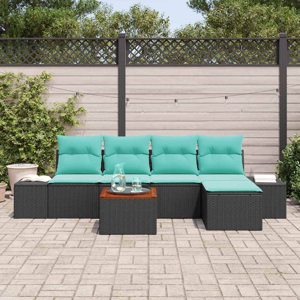 Outdoor-Sitzmöbel-Set mit türkisfarbenen Kissen, schwarzem Rattansofa und Ottomane sowie kleinem zentralem Tisch auf einer gepflasterten Terrasse.