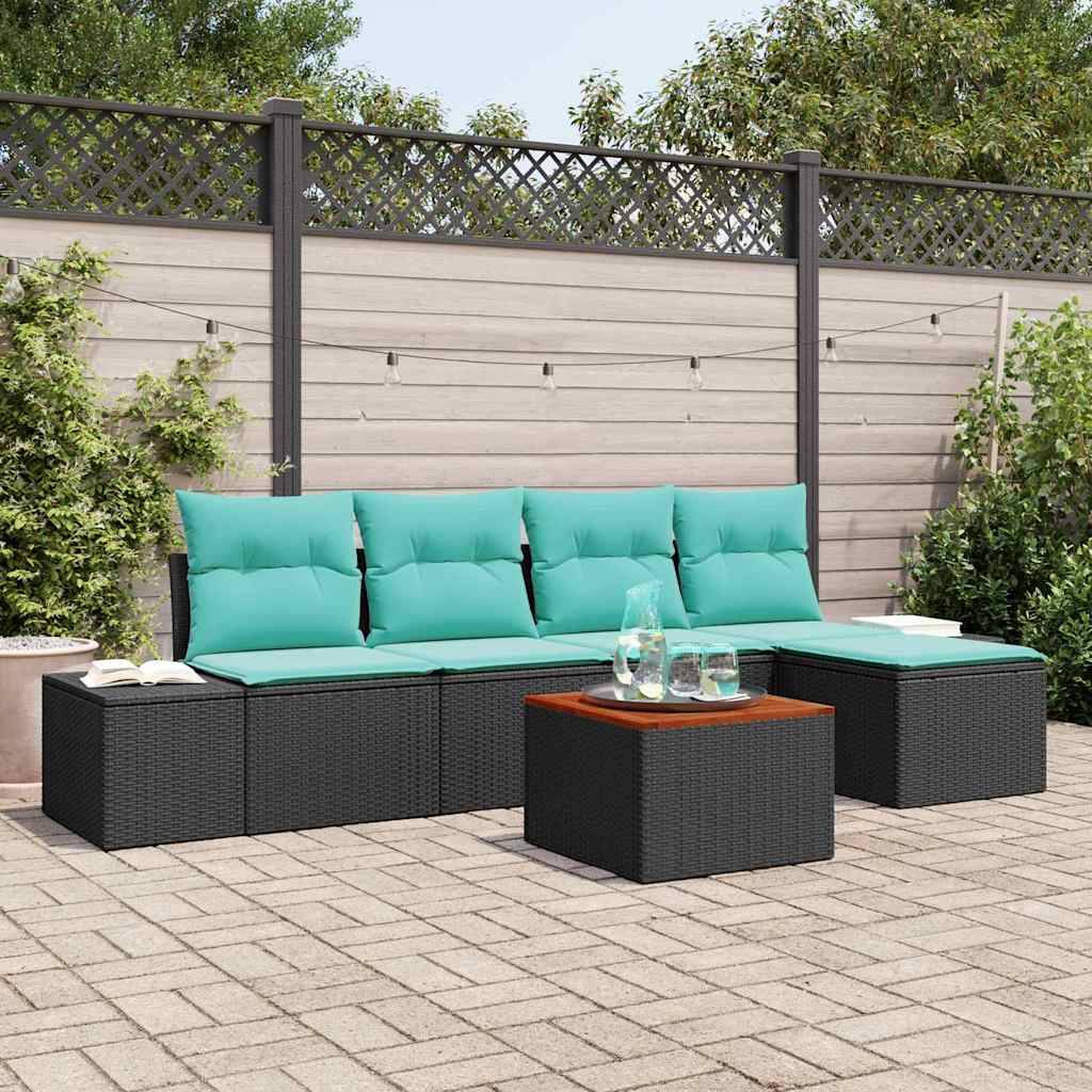 Outdoor-Sitzmöbelset mit schwarzem Rattan-Ecksofa, türkisfarbenen Kissen, passendem Hocker und Glastisch auf einem gepflasterten Innenhof.