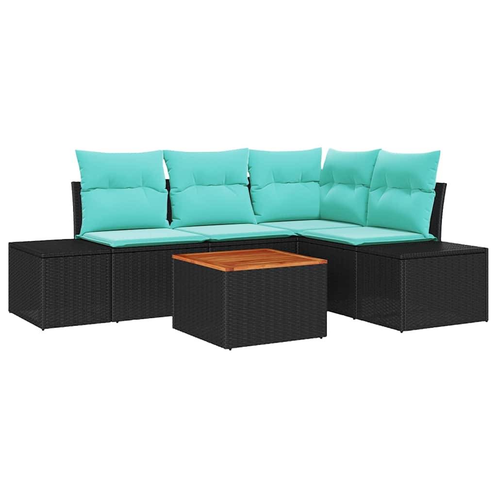 Schwarzes Korbgeflecht-Außensofa mit türkisfarbenen Kissen und passendem quadratischem Couchtisch mit Holzplatte.