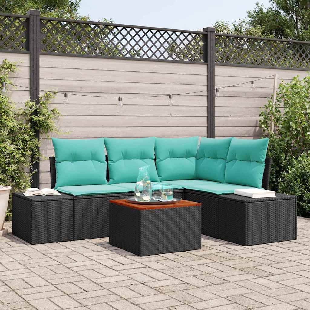 Outdoor-Terrassenelement-Sofa mit türkisfarbenen Kissen und schwarzem Rattanrahmen, plus passender Couchtisch auf einer gepflasterten Terrasse mit Pflanzen und Lichterketten.
