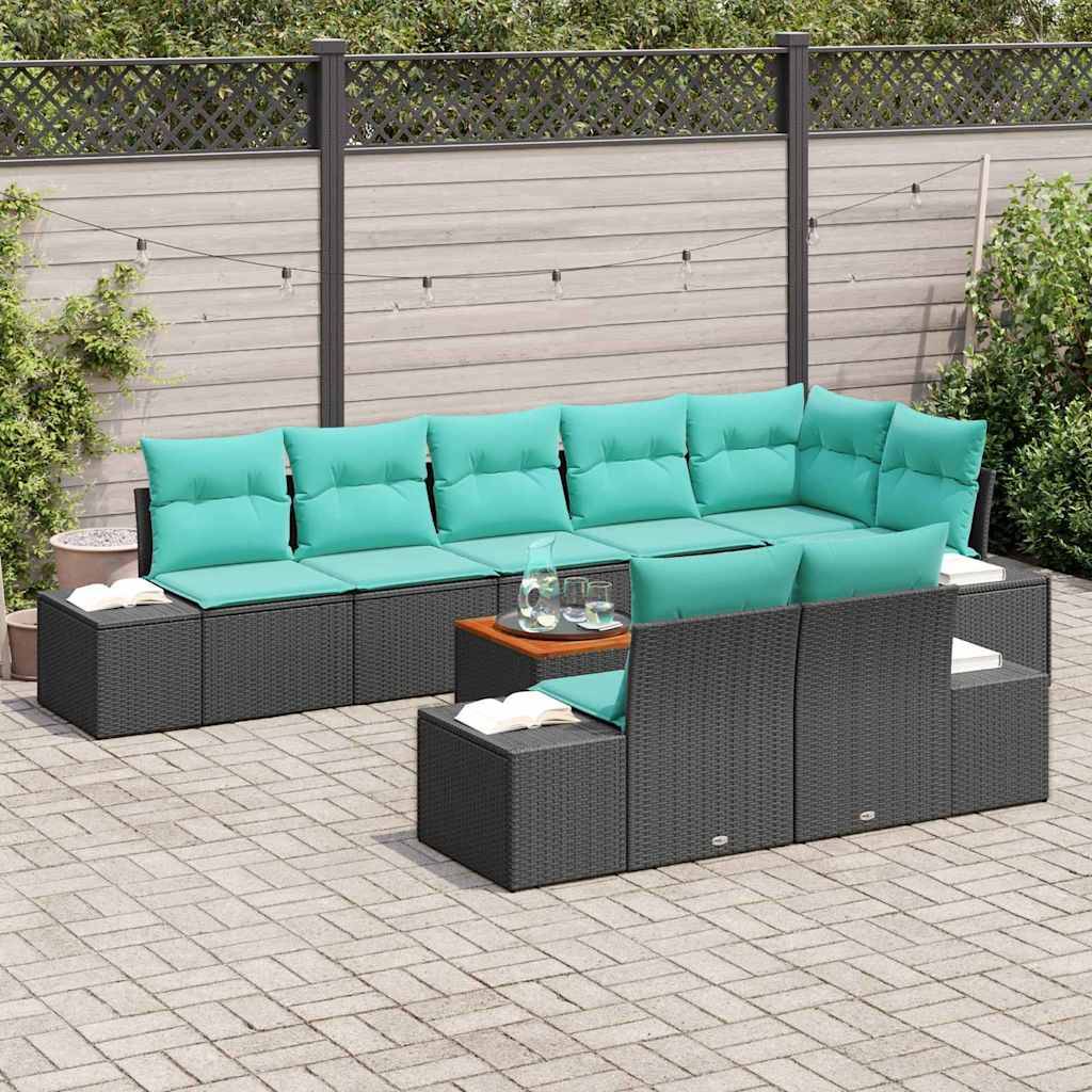 Outdoor-Terrassensektional-Sofaset mit türkisfarbenen Kissen und dunklen Rattanrahmen, die um einen kleinen Tisch in einem gepflasterten Hinterhof angeordnet sind.