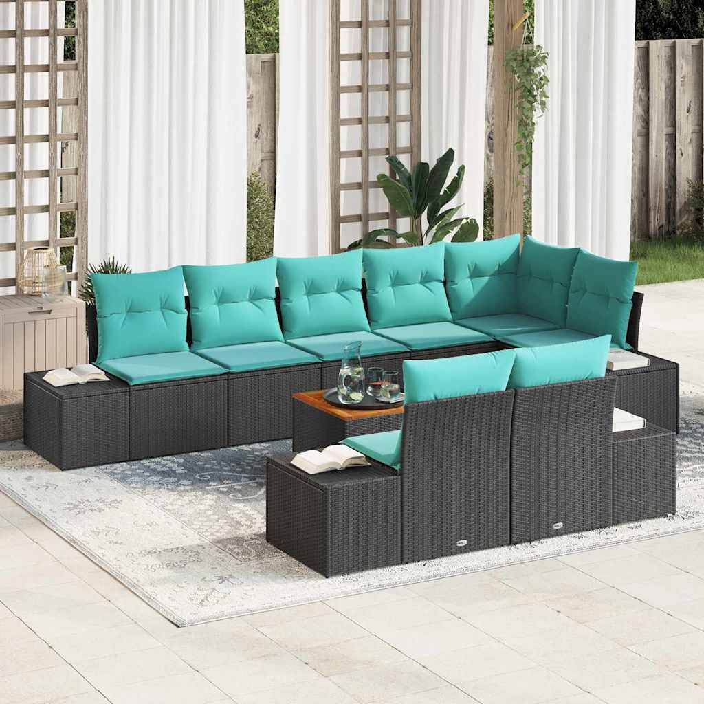 Outdoor-Korbmöbel-Ecklounge mit türkisfarbenen Kissen, Sesseln und kleinen Couchtischen auf einem Teppich unter weißen Vorhängen.