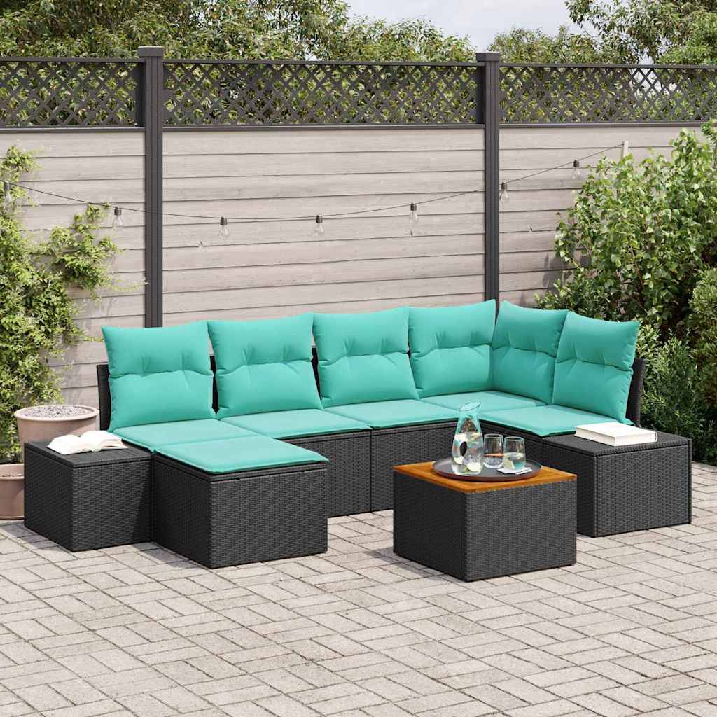 Outdoor-Terrassensektional mit türkisfarbenen Kissen, schwarzen Rattangestellen und passenden Kaffee- und Beistelltischen auf einer gepflasterten Terrasse.