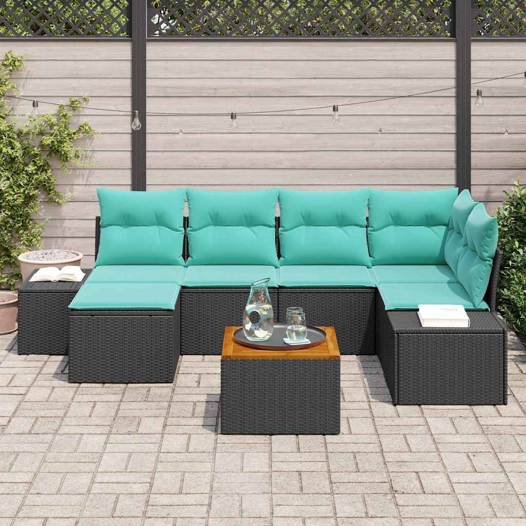 Gartenmöbel-Set für die Terrasse mit schwarzem Rattan-Ecksofa, türkisfarbenen Kissen, passenden Beistelltischen und einem niedrigen Couchtisch auf einer gepflasterten Terrasse.