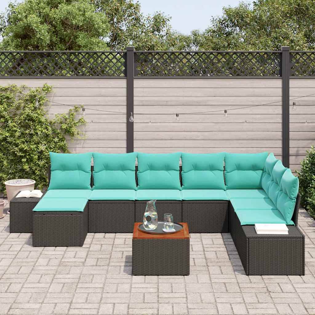Außenterrasse mit türkisfarbenen gepolsterten Korbsektionalsofas und passendem Couchtisch auf einer gepflasterten Terrasse, vor einem Zaun und Grünflächen.