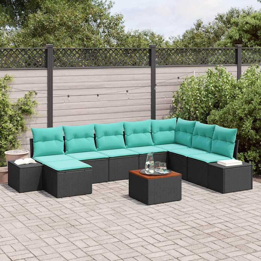 Außenpatio mit einem schwarzen Rattansektionalsofa und türkisfarbenen Kissen um einen kleinen quadratischen Couchtisch auf einer gepflasterten Terrasse.