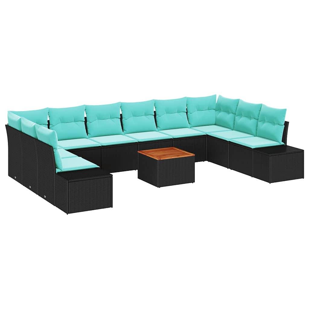 L-förmiges Outdoor-Loungeset mit türkisfarbenen Kissen, schwarzer Rattanbase und einem kleinen Couchtisch mit Holzplatte in der Mitte.