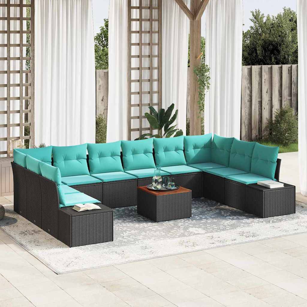 Outdoor-Sitzkombination mit Sektion, türkisfarbenen Kissen, schwarzem Rattangeflecht und passendem Couchtisch auf einem hellen Teppich unter einer überdachten Pergola.