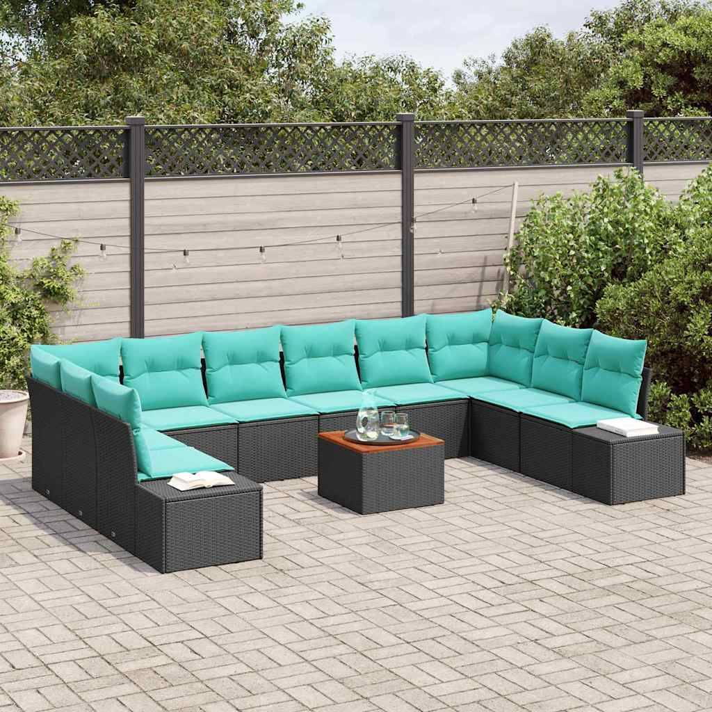 Outdoor-Terrassensofa-Set mit türkisen Kissen und schwarzen Flechtrahmen, angeordnet um einen kleinen quadratischen Couchtisch auf einer gepflasterten Terrasse.