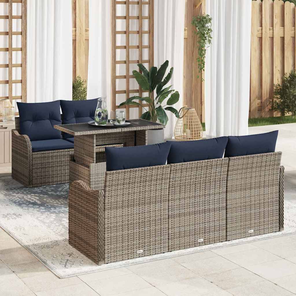 Outdoor-Terrassensitzgruppe mit Korbsofa, Zweisitzer und Couchtisch auf einem Teppich, gestylt mit dunkelblauenPolstern und Pflanzen.