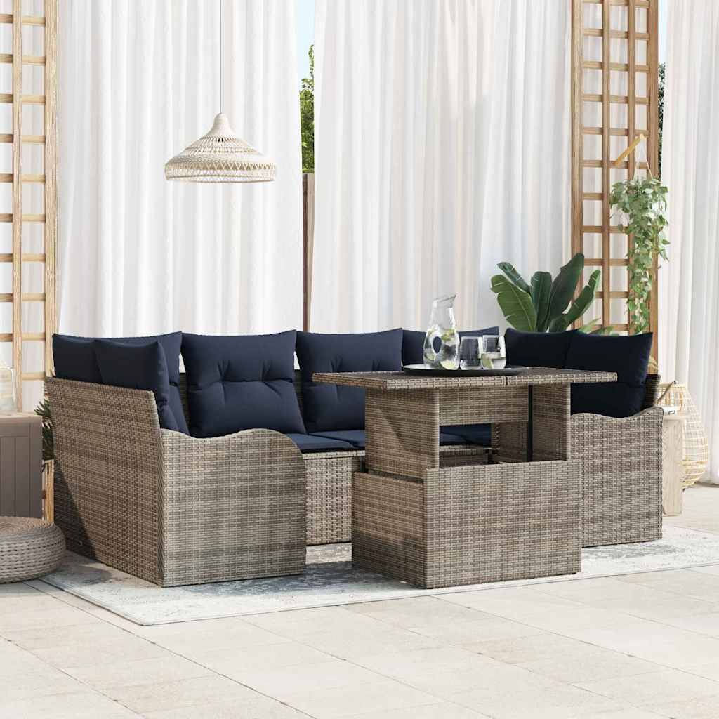 Gartenmöbel-Set mit Rattansofa, zwei Sesseln und passendem Tisch auf einer hell gefliesten Terrasse