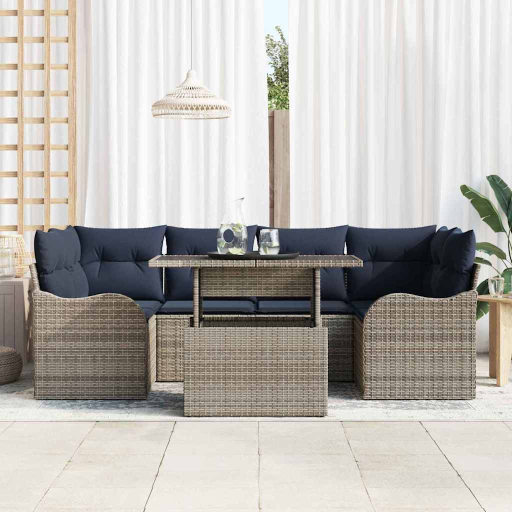 Outdoor-Terrassensitzgruppe mit marineblauen Kissen, Korbstühlen und Tisch, angeordnet unter weißen Vorhängen mit einer Hängeleuchte.