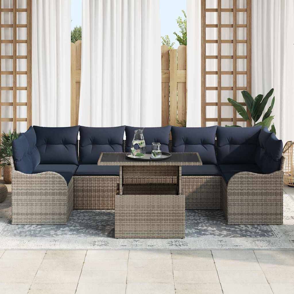 Outdoor-Terrassenmöbelset mit dunkelblauem Sectionalsofa, Korbflechttisch und passendem Stuhl auf einem Teppich vor Vorhängen und Lattenschirmen.