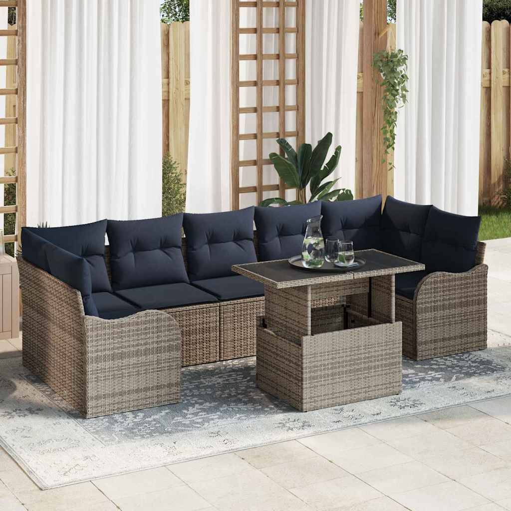 Outdoor-Patio-Loungeset mit dunklen Kissen, geflochtenem Rattanstil-Rahmen und passendem Couchtisch mit Glaswaren.