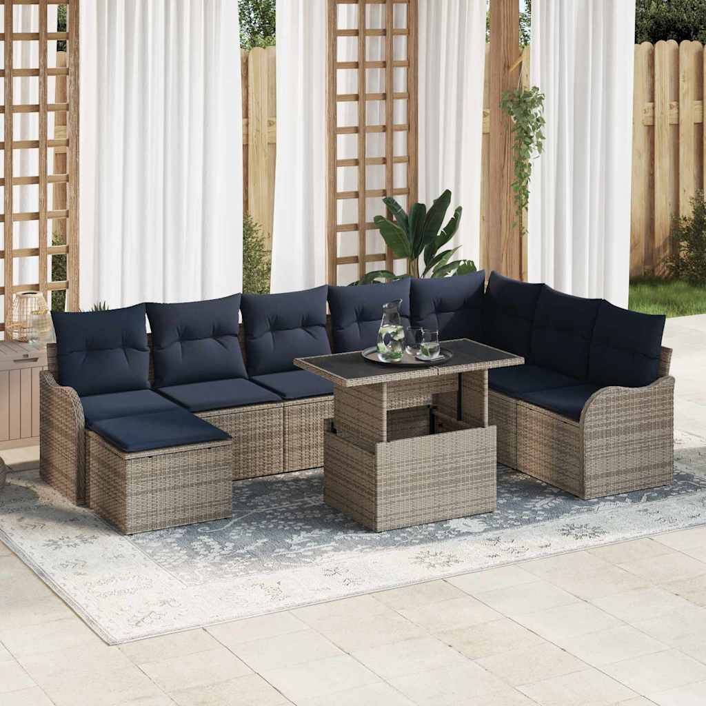 Outdoor-Rattanpatio-Ecksofa mit dunklen Kissen um einen quadratischen Couchtisch auf einem gemusterten Teppich, aufgestellt auf einer Terrasse mit Vorhängen und Pflanzen.