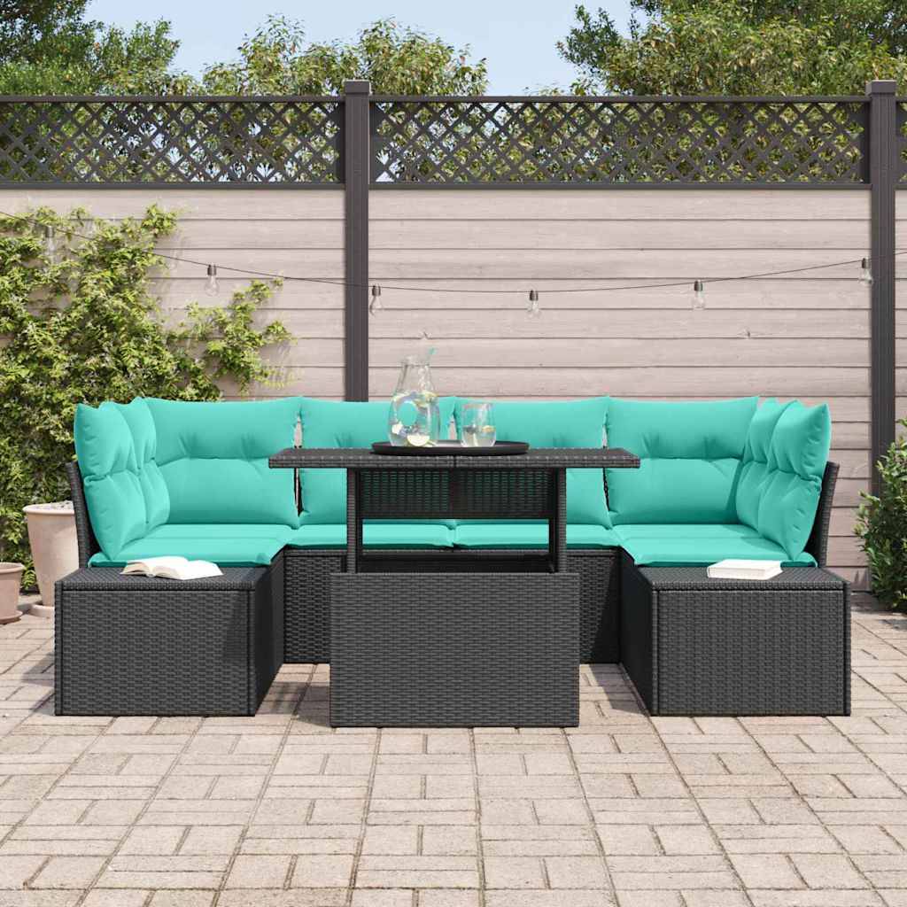 Outdoor-Terrassensitzgruppe mit türkisfarbenen Kissen, schwarzen Rattanmöbeln und Ottomanen rund um einen rechteckigen Tisch auf einer gepflasterten Terrasse.