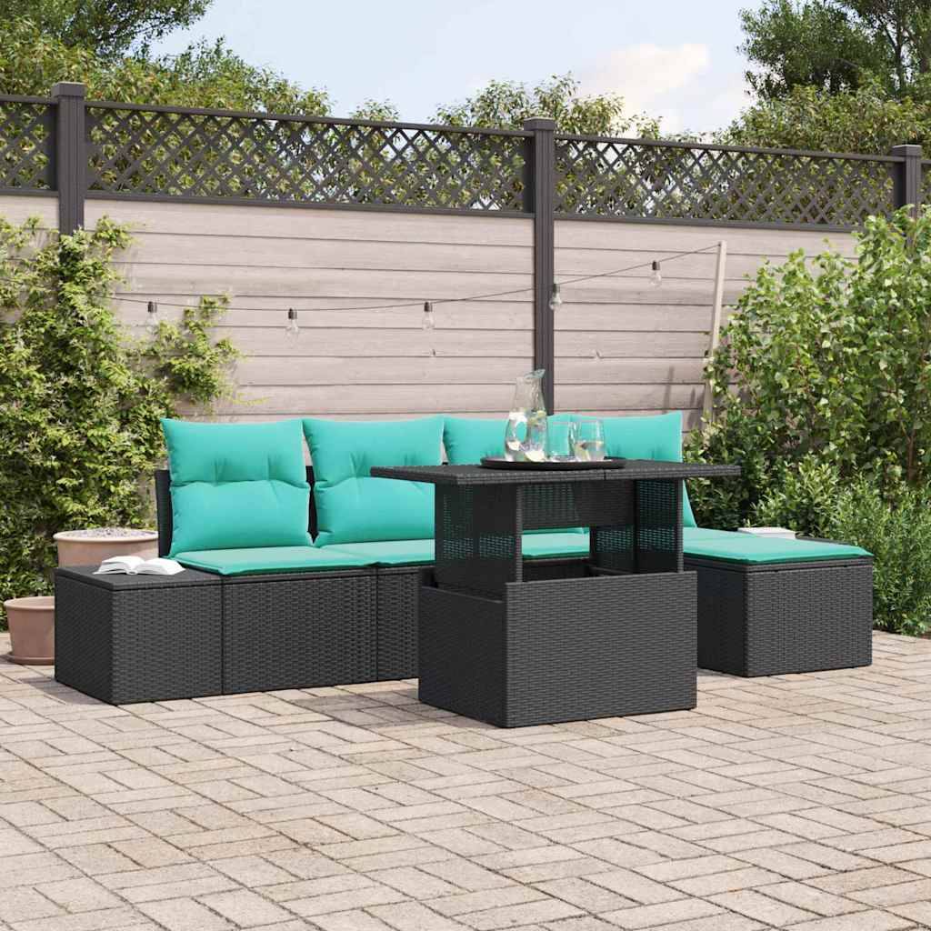 Terrasse im Freien mit schwarzem Korbsektional und Tisch, leuchtend türkisfarbenen Kissen, auf einer gepflasterten Terrasse neben einem Holzzaun und Grünfllächen.