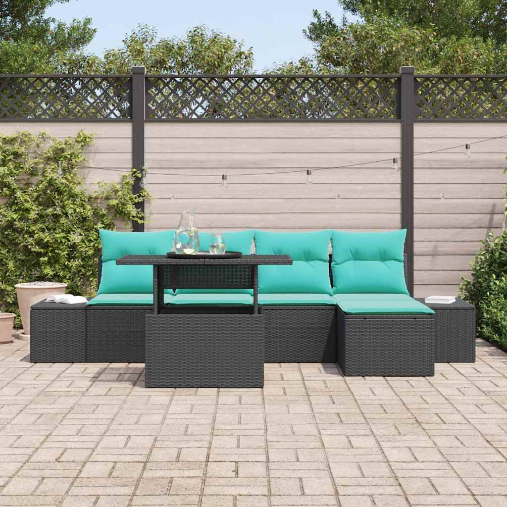 Gartenmöbel-Set mit türkisfarbenen Kissen, schwarzen Rattansofen und einem kleinen Couchtisch auf einer gepflasterten Terrasse vor einem Zaun.